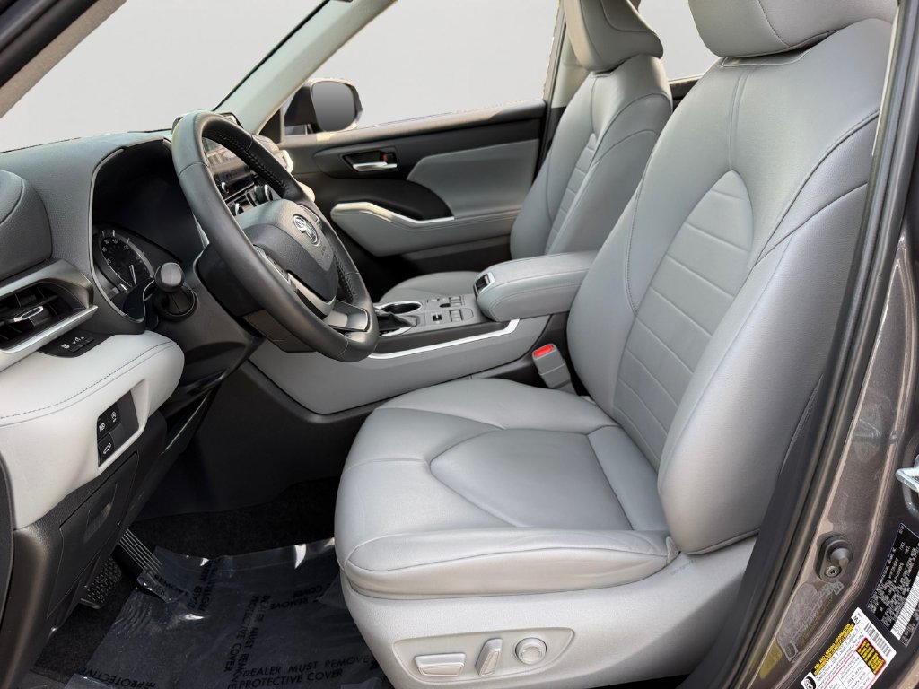 Used 2024 Toyota Highlander XLE AWD/4WD image 16