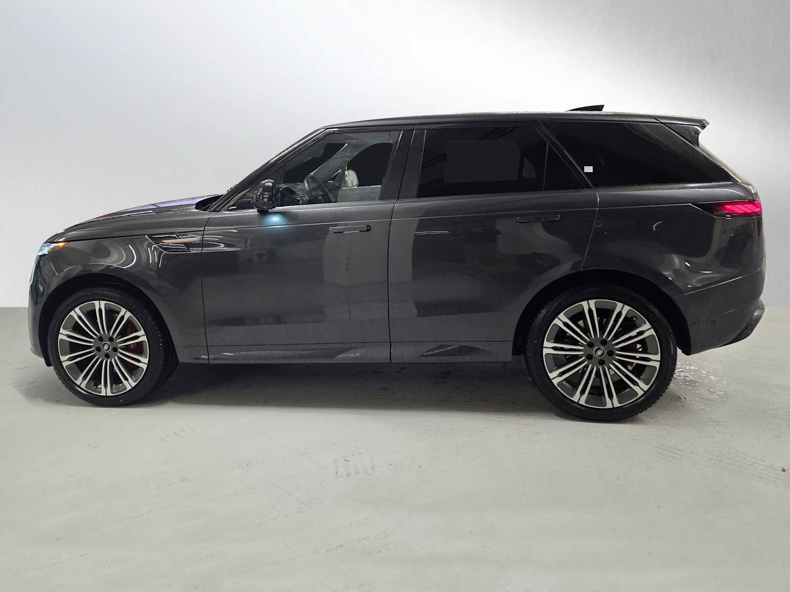 Used 2023 Land Rover Range Rover Sport SE Dynamic image 2