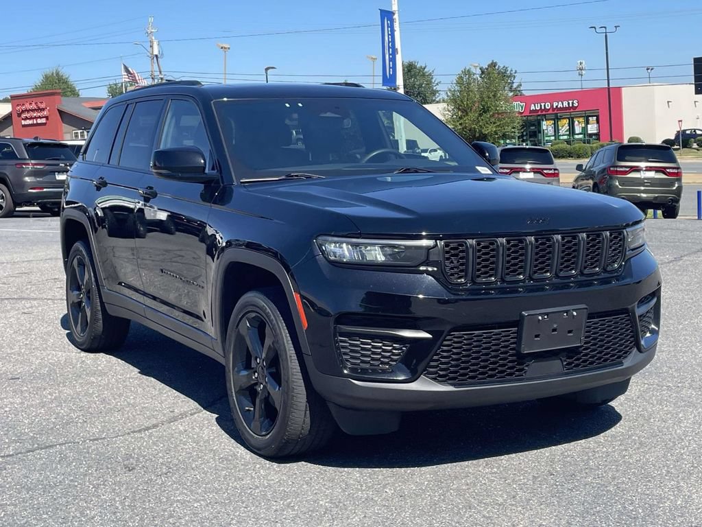 Used 2023 Jeep Grand Cherokee Altitude AWD/4WD image 40