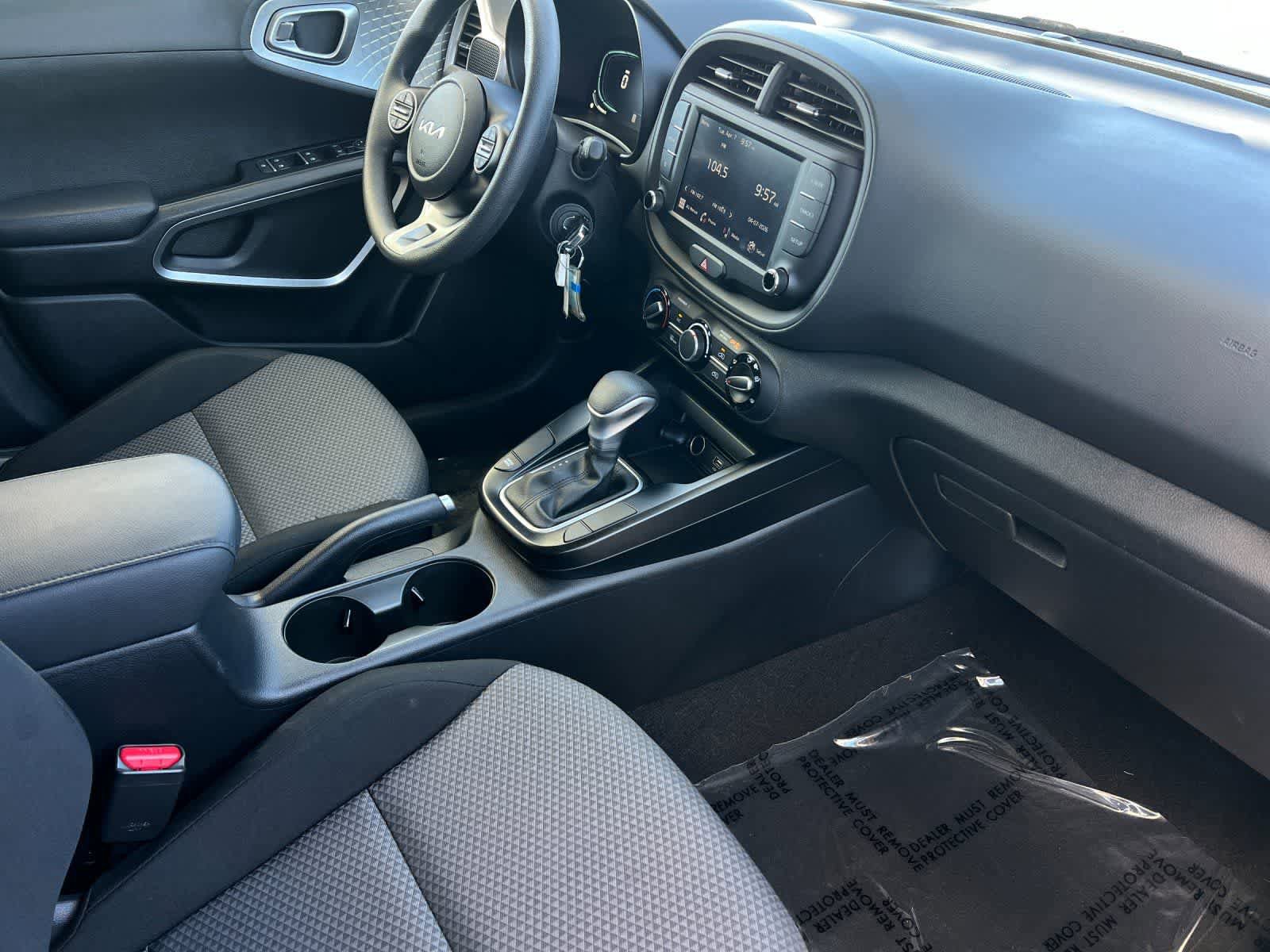 Used 2025 Kia Soul LX w/ LX Technology Package FWD image 17