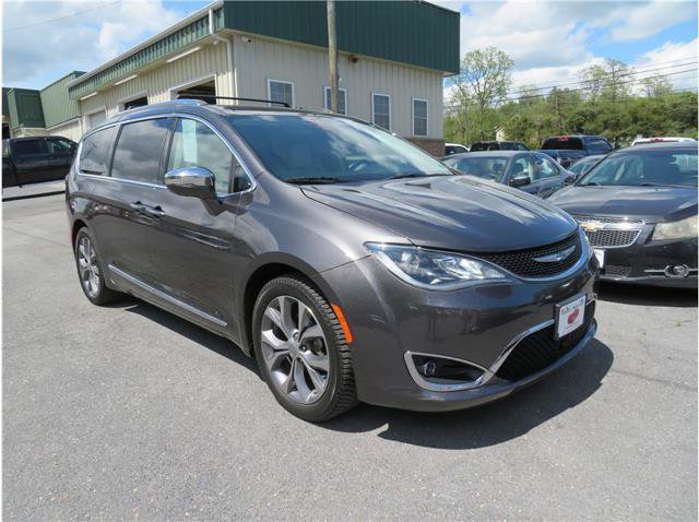 Used 2019 Chrysler Pacifica Limited FWD image 1