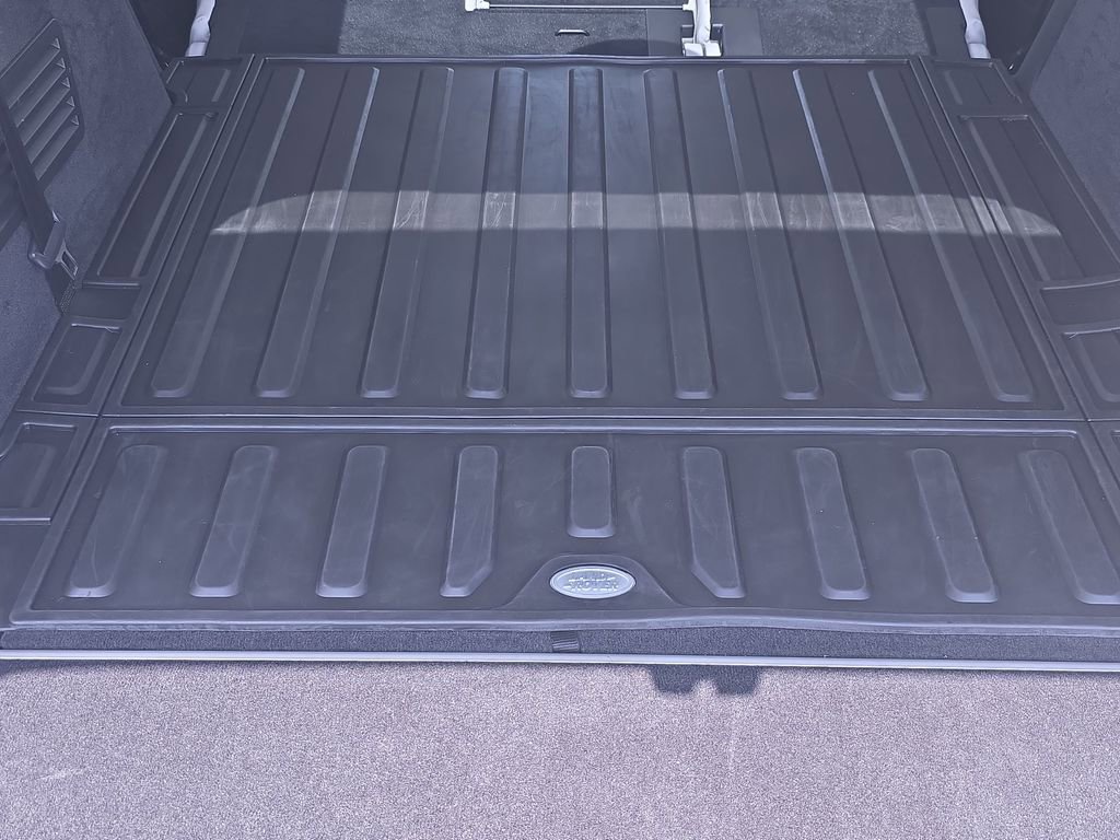 Used 2024 Land Rover Discovery S AWD/4WD image 15