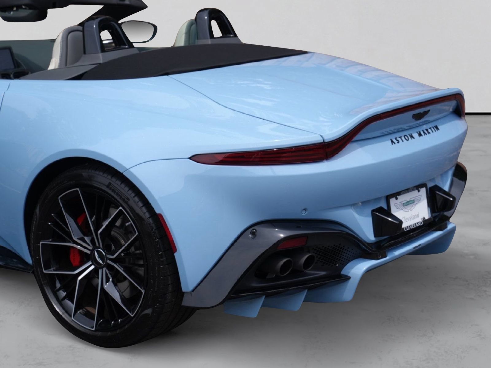 Used 2023 Aston Martin V8 Vantage Roadster RWD image 50