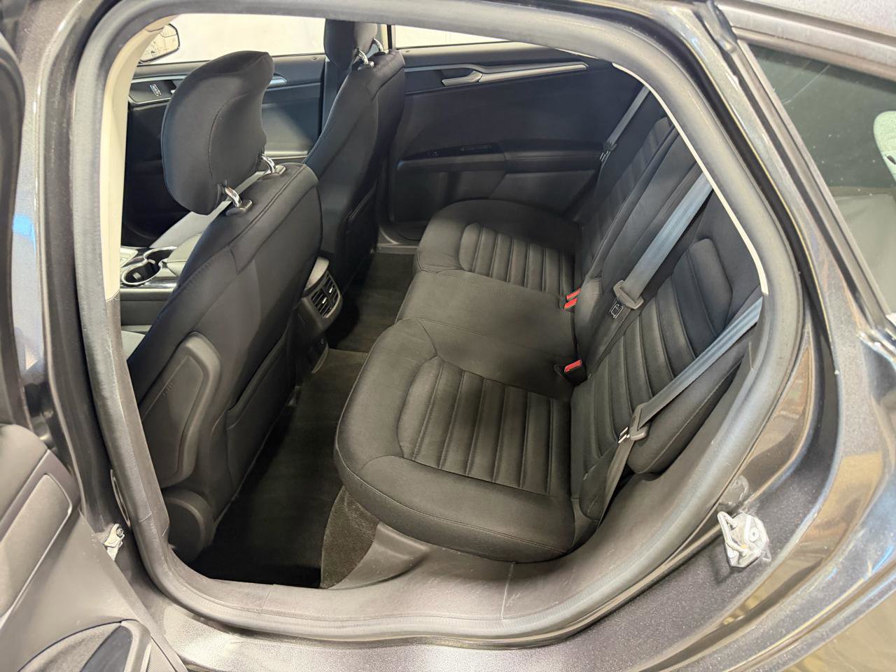 Used 2015 Ford Fusion SE FWD image 21