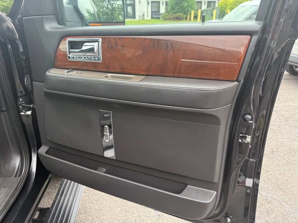 Used 2014 Lincoln Navigator 4WD image 28