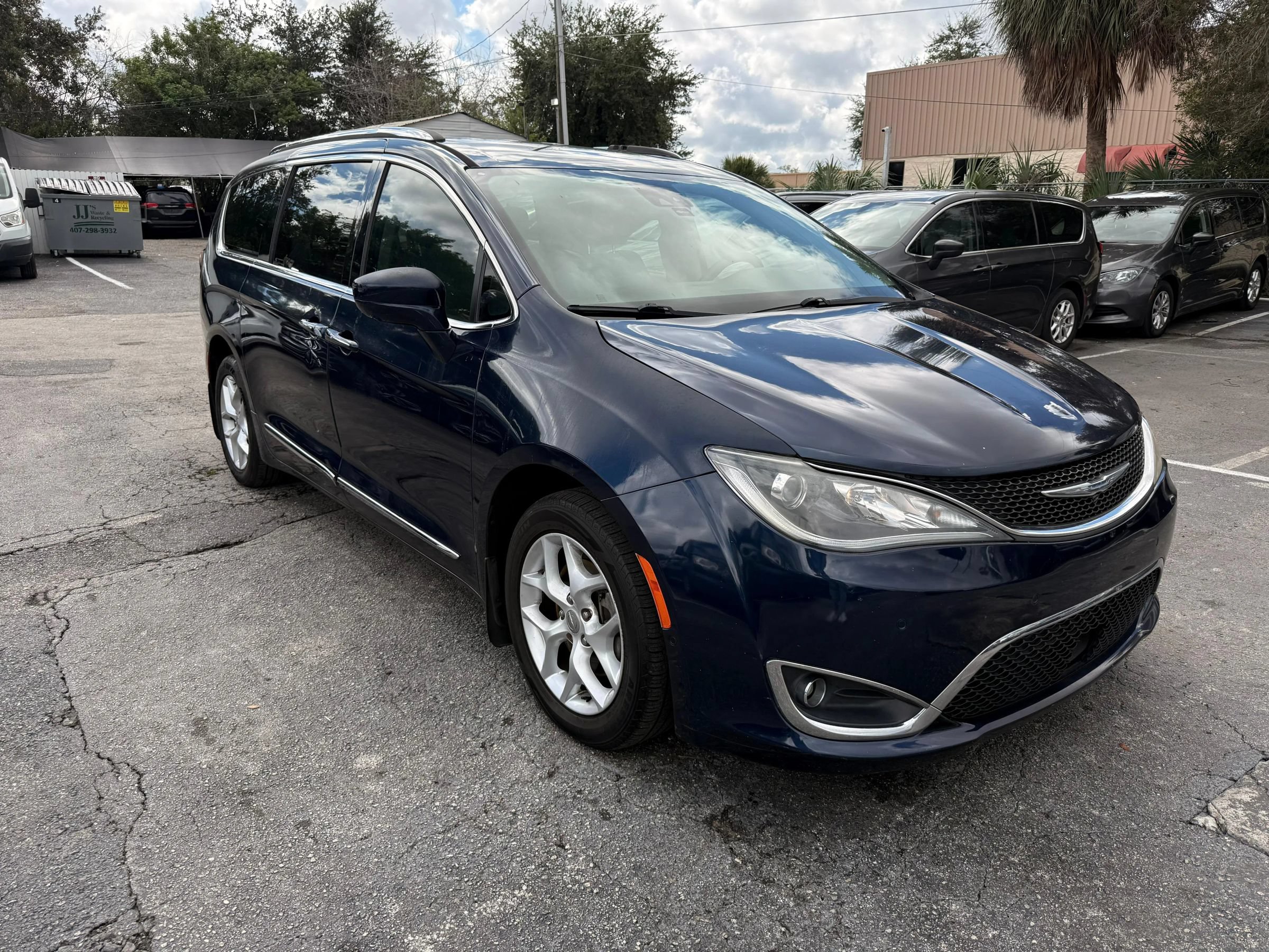 Used 2017 Chrysler Pacifica Touring-L Plus w/ Advanced Safetytec Group FWD image 3