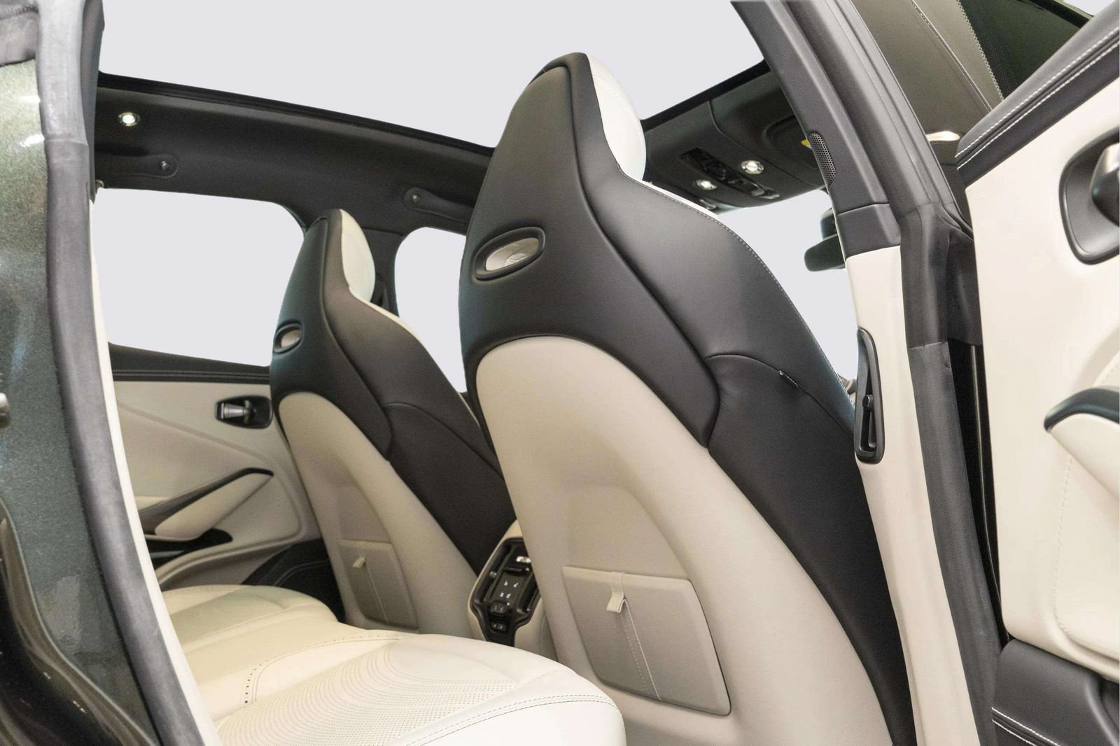 Used 2024 Aston Martin DBX AWD/4WD image 44