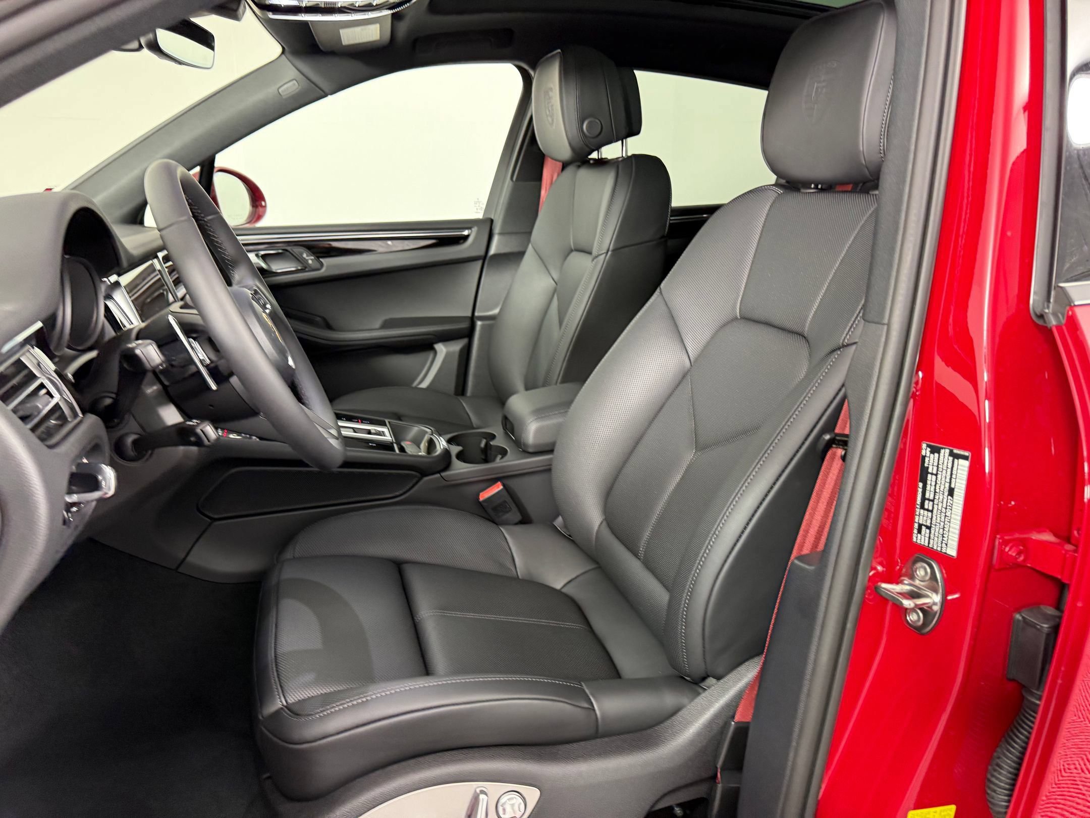 Certified 2026 Porsche Macan AWD/4WD image 5