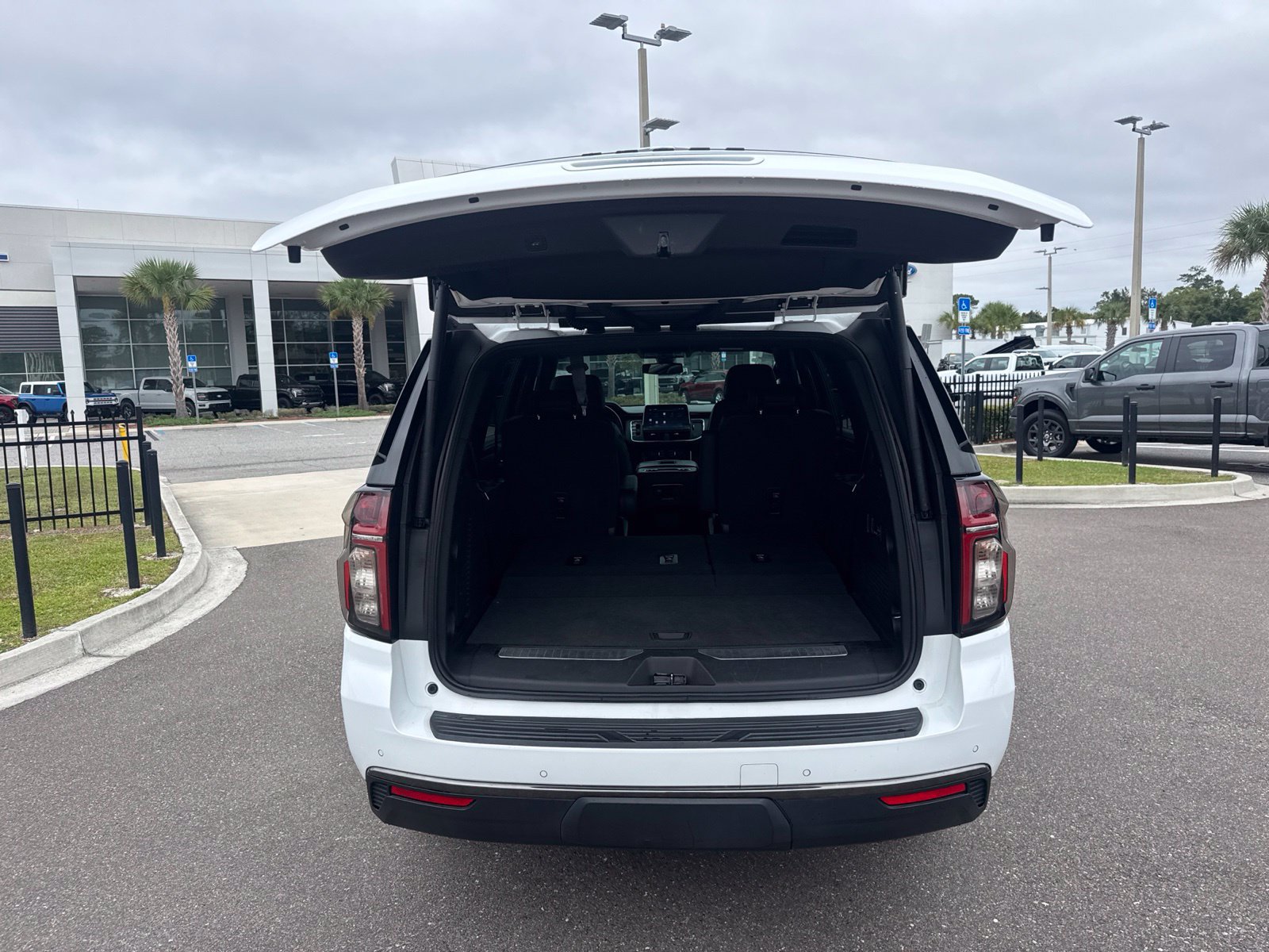 Used 2022 Chevrolet Tahoe Z71 w/ Luxury Package AWD/4WD image 9
