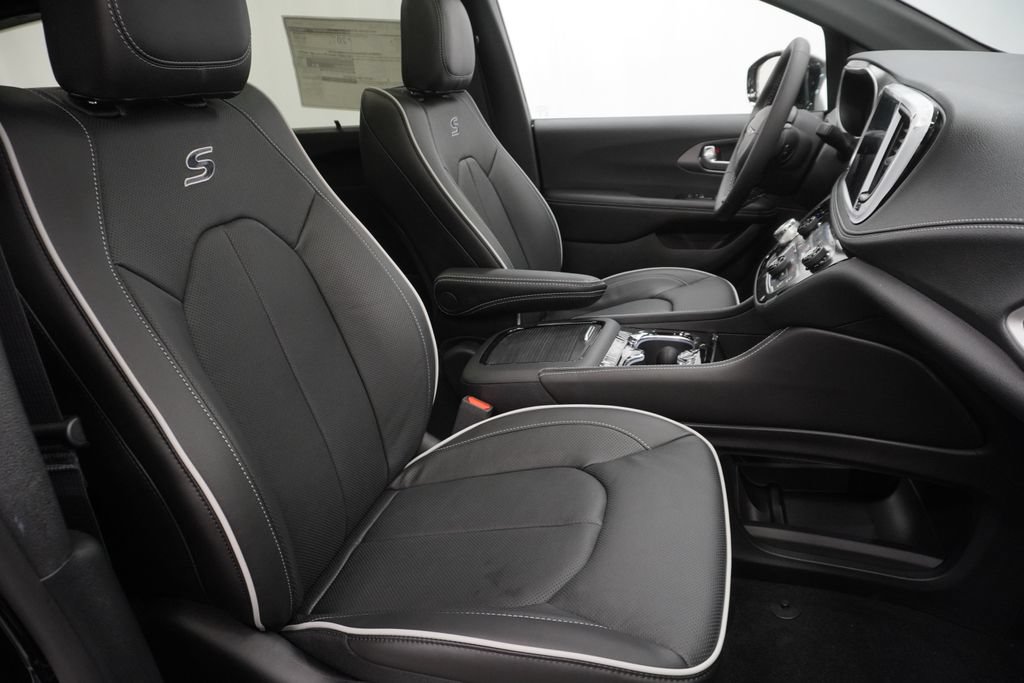 New 2027 Chrysler Pacifica Limited AWD/4WD image 33