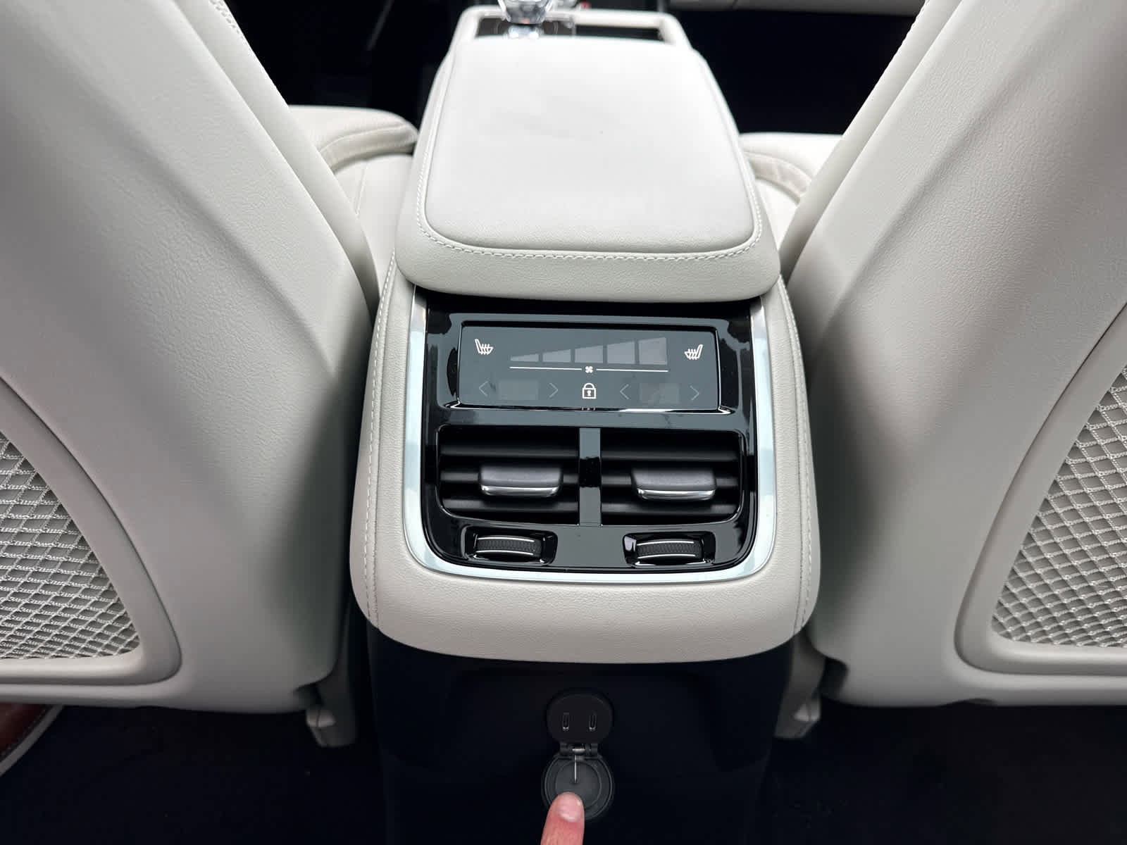 New 2026 Volvo XC90 T8 Ultra w/ Protection Package Premier image 31