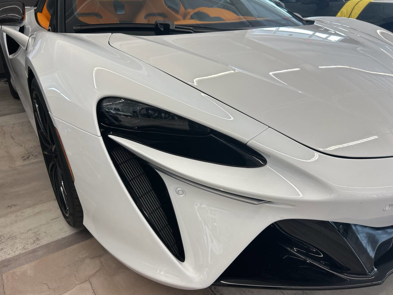 Used 2025 McLaren Artura Spider image 12