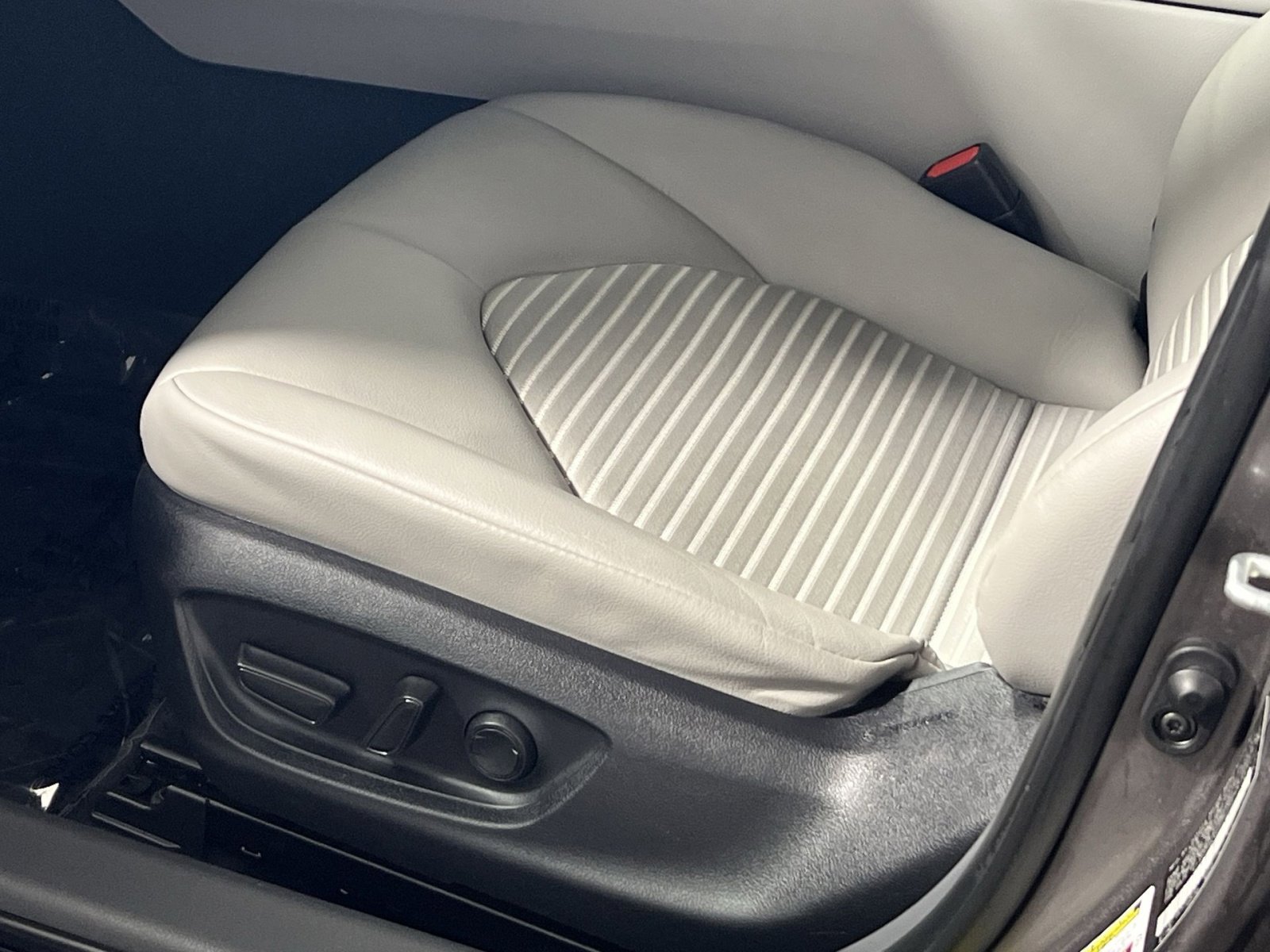 Used 2024 Toyota Camry SE image 14