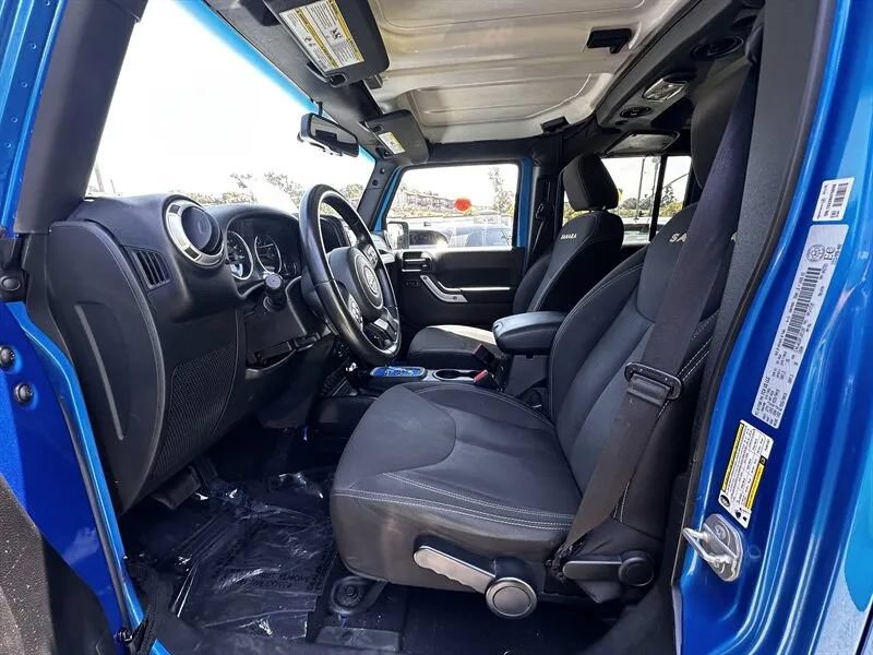 Used 2015 Jeep Wrangler Unlimited Sahara w/ Connectivity Group AWD/4WD image 33