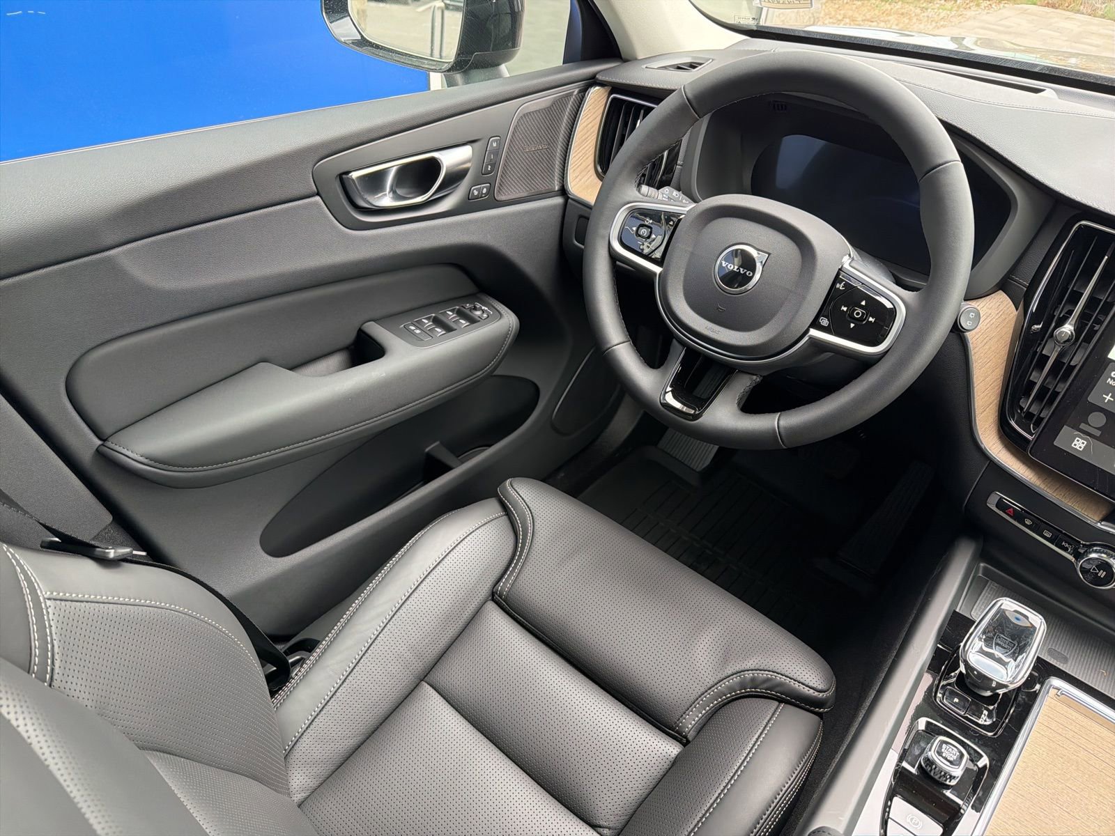 New 2026 Volvo XC60 B5 Ultra w/ Protection Package Premier AWD/4WD image 12