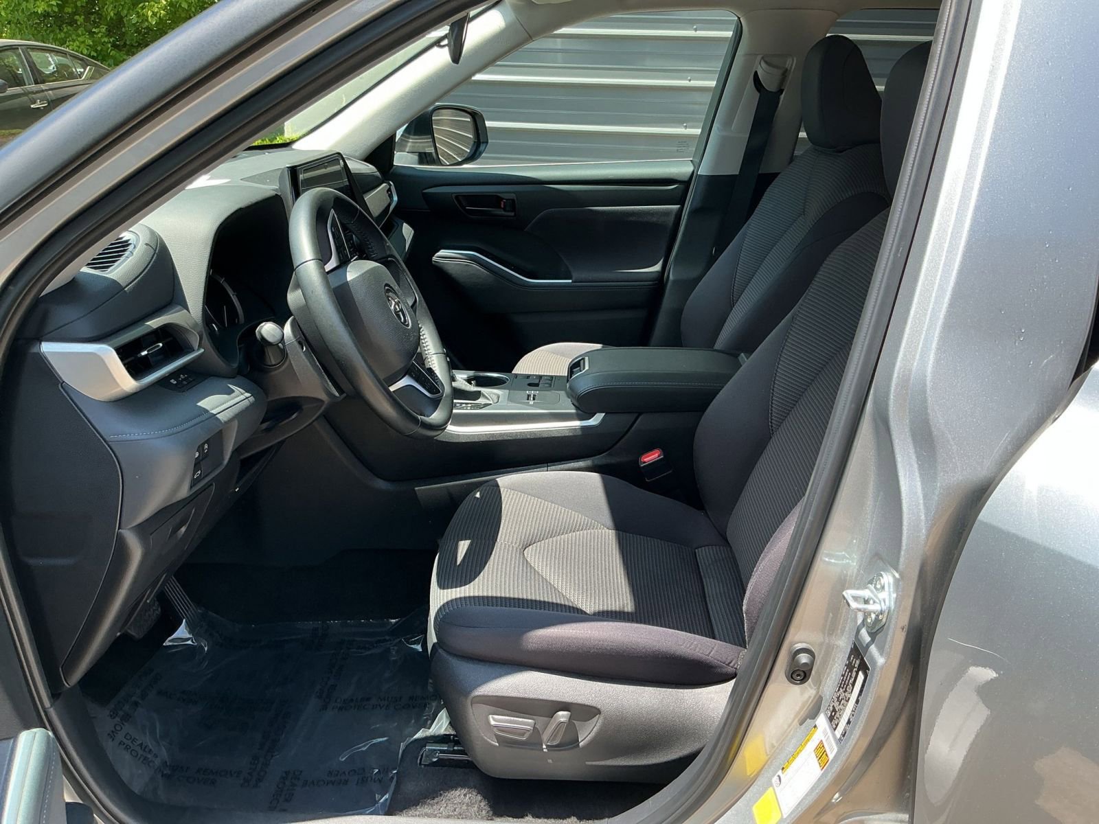Used 2025 Toyota Highlander LE FWD image 24