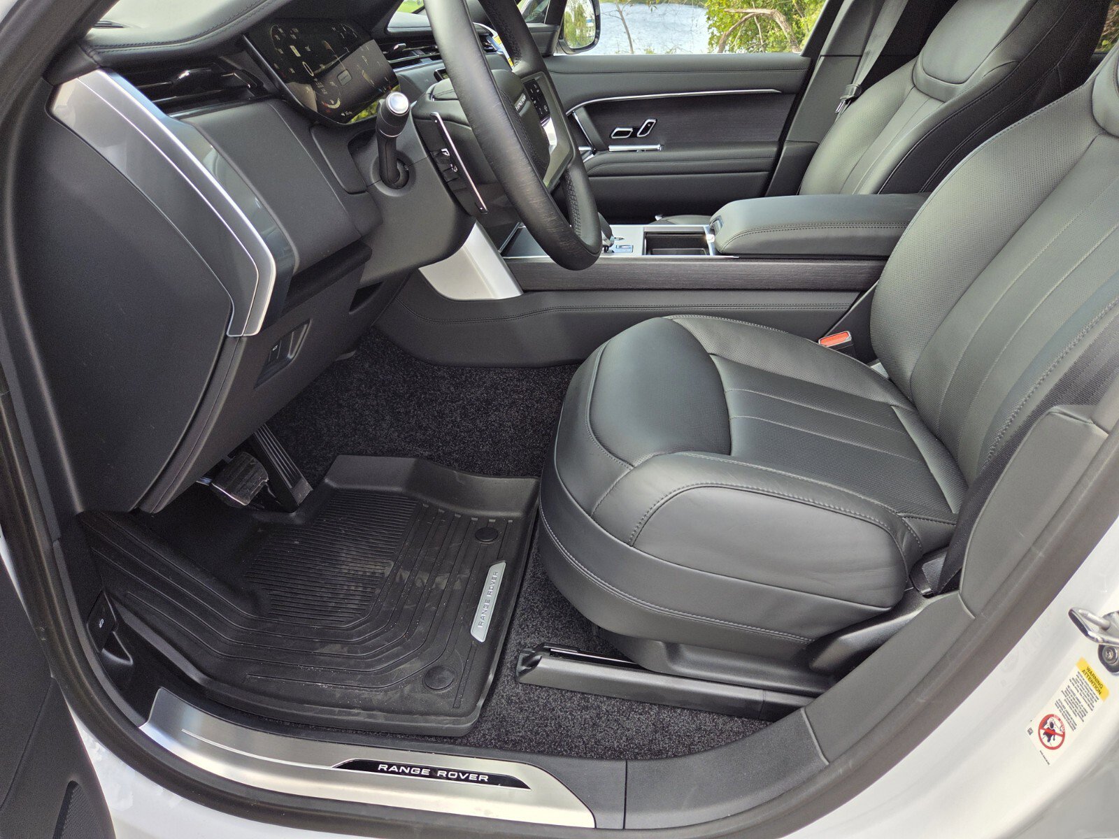 New 2025 Land Rover Range Rover Long Wheelbase SE image 13