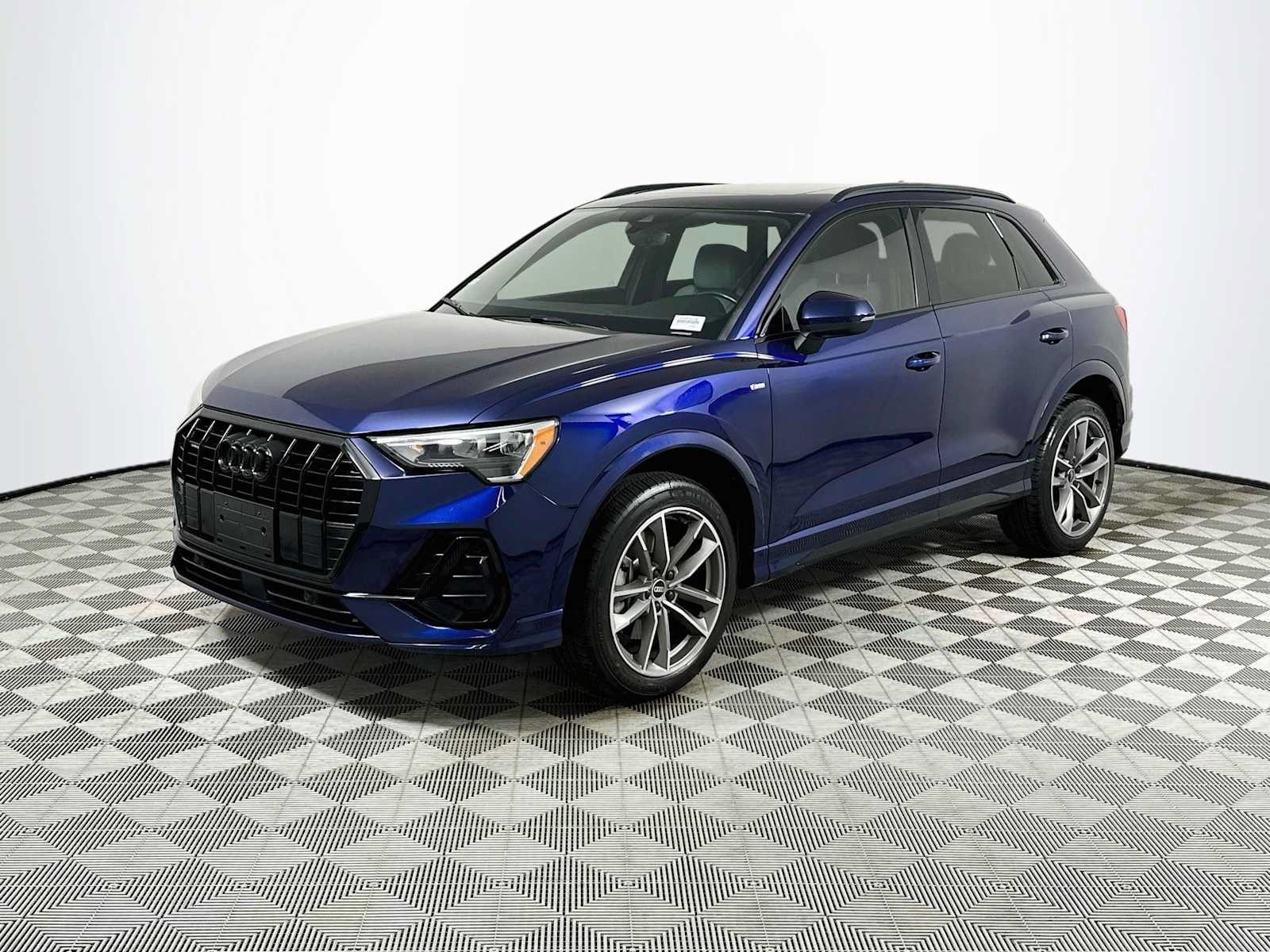 Used 2021 Audi Q3 2.0T Premium w/ Convenience Package AWD/4WD image 3