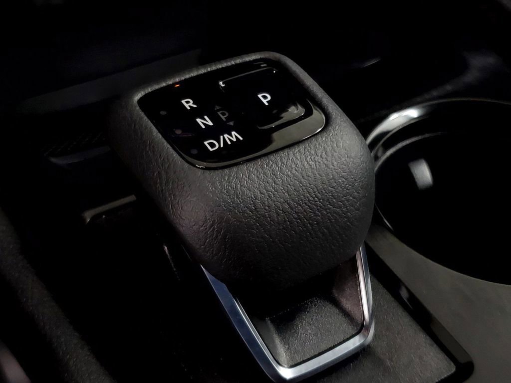 Used 2024 Nissan Rogue S AWD/4WD image 19