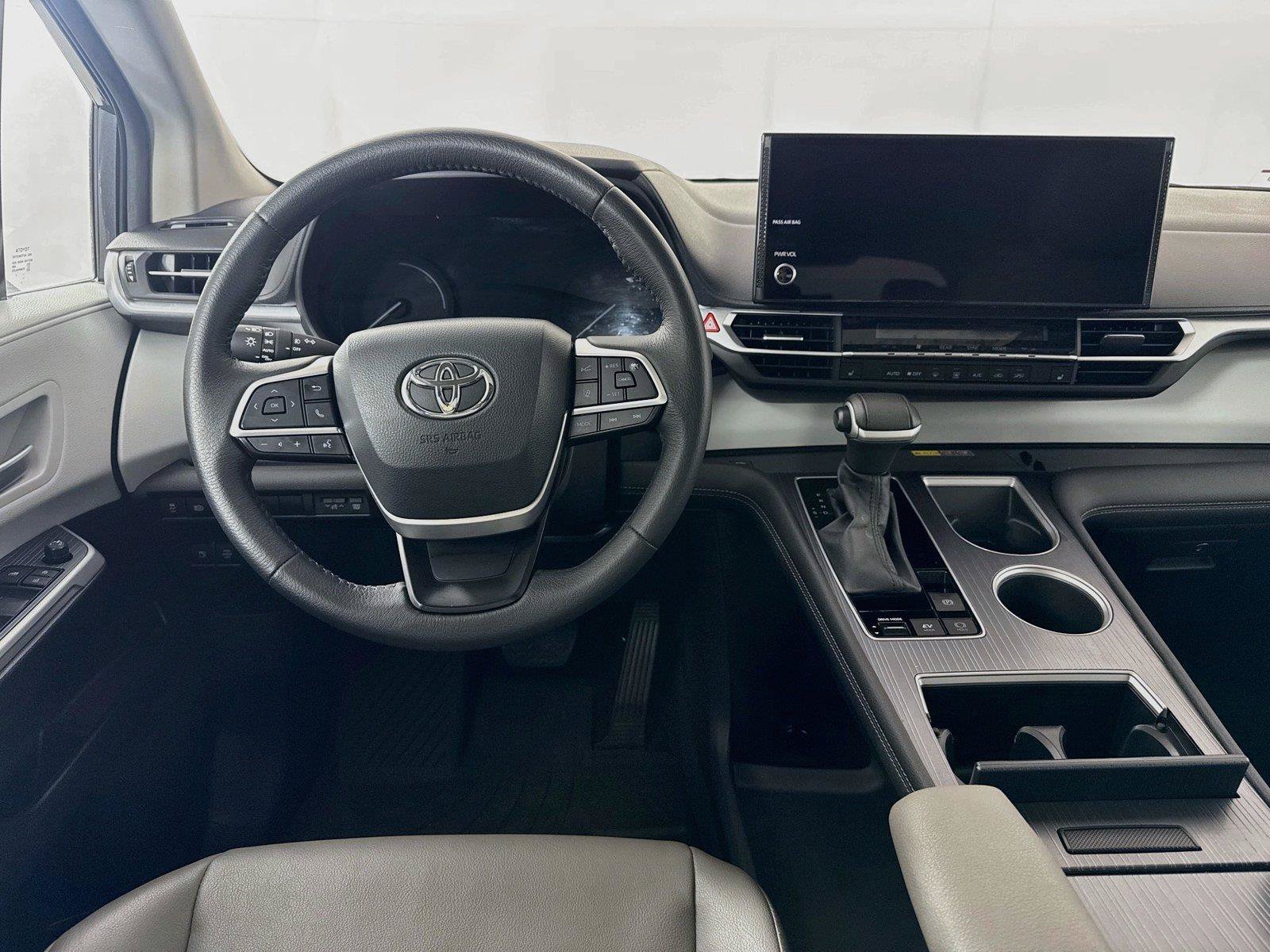 Certified 2025 Toyota Sienna XLE FWD image 31