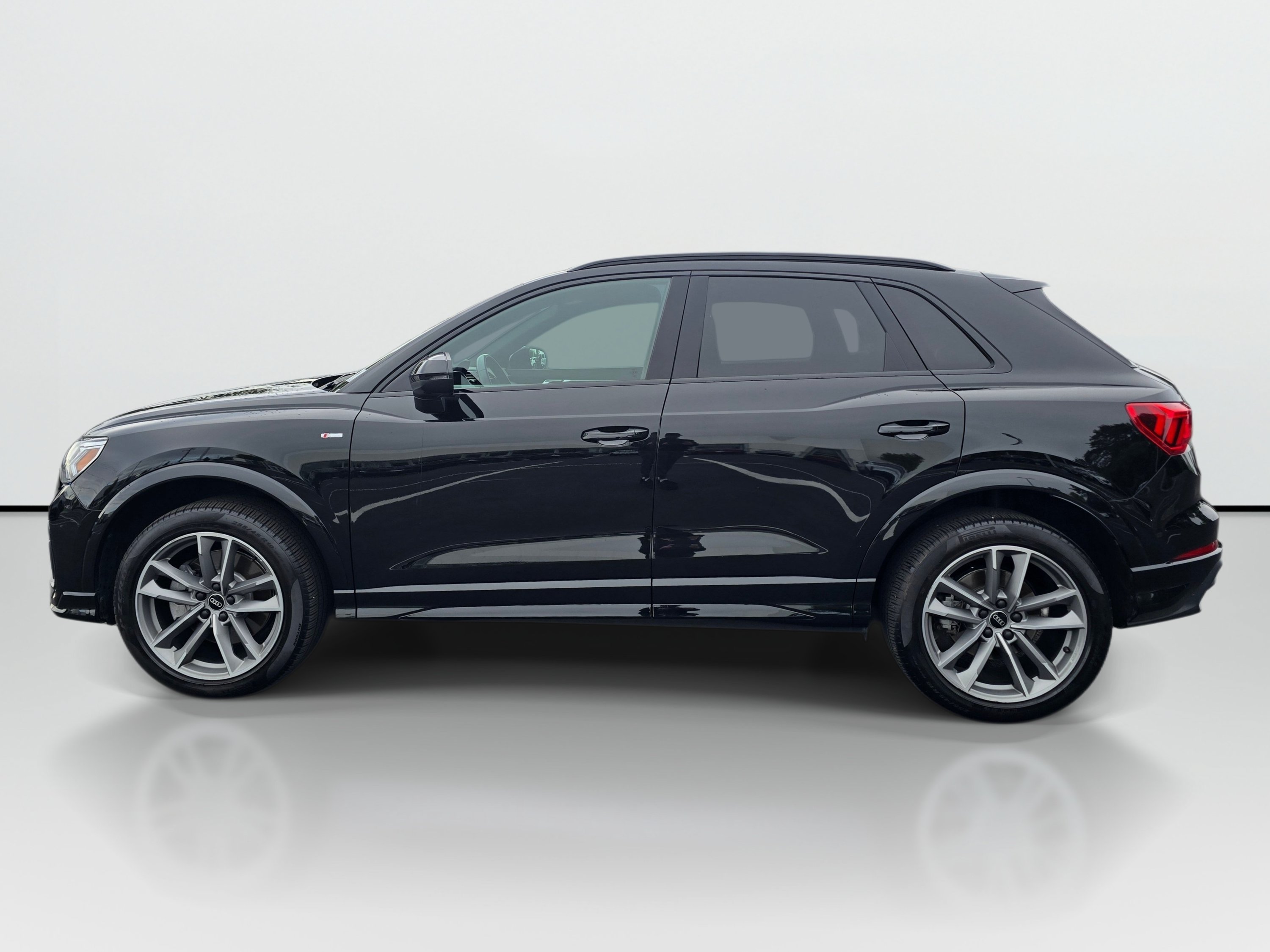 Used 2023 Audi Q3 2.0T Premium Plus w/ Premium Plus Package AWD/4WD image 2