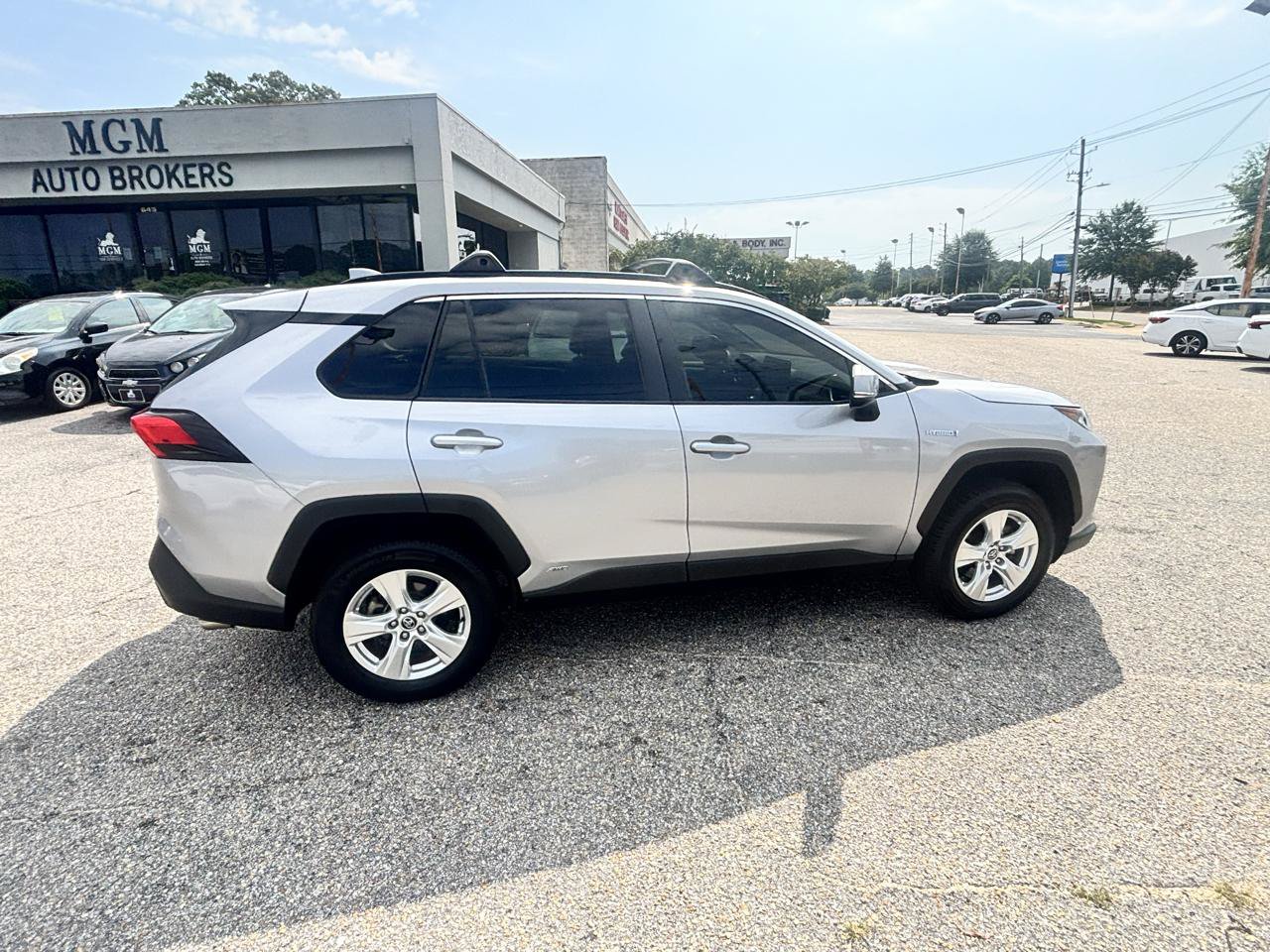 Used 2020 Toyota RAV4 XLE AWD/4WD image 28