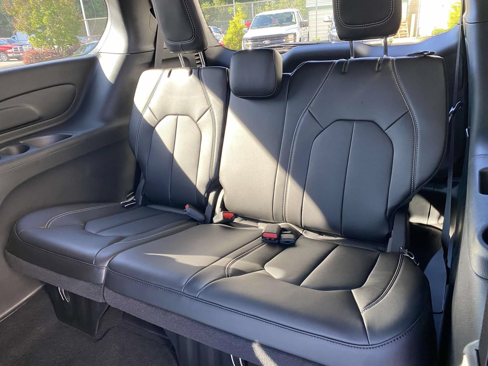 New 2027 Chrysler Pacifica Select FWD image 13