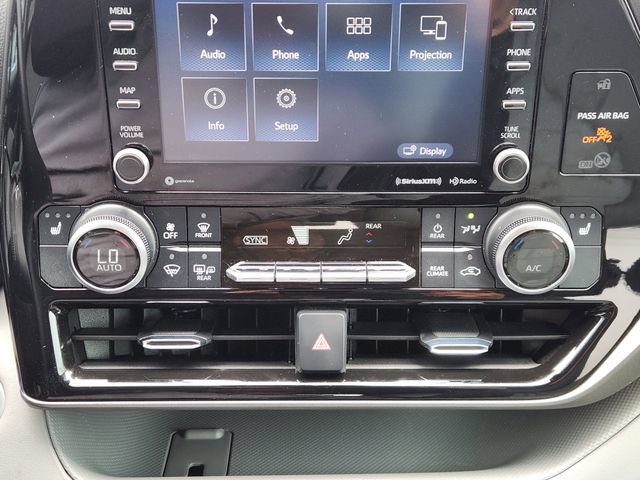Used 2021 Toyota Highlander XLE AWD/4WD image 18