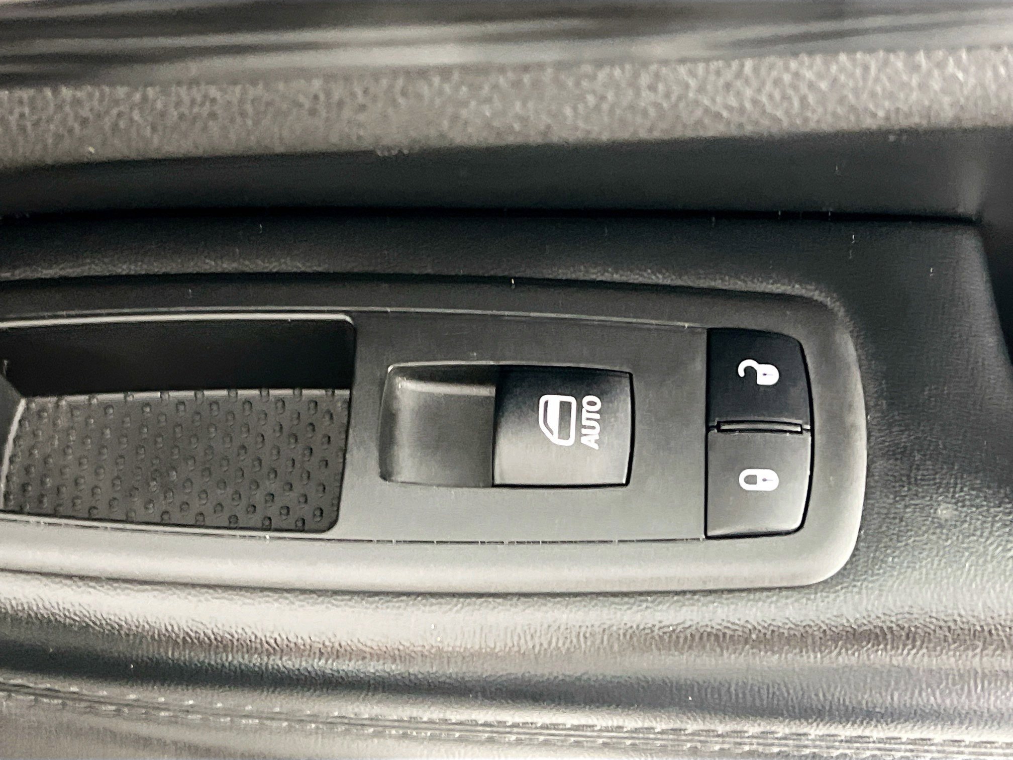 Used 2019 Jeep Grand Cherokee Laredo AWD/4WD image 32