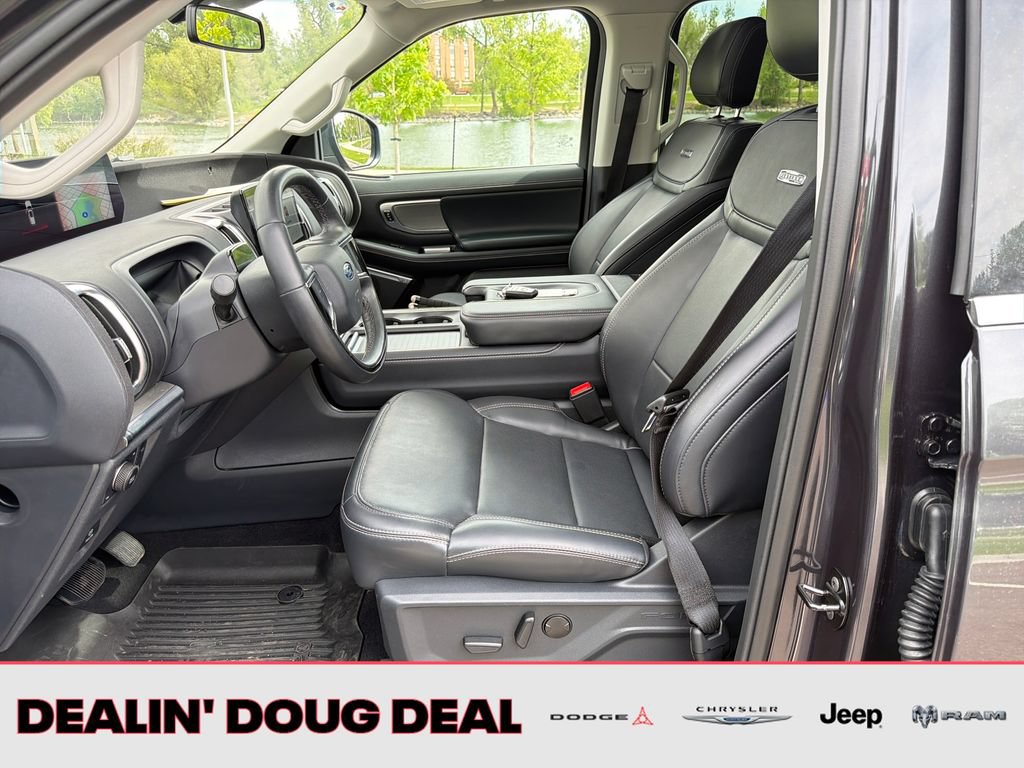 Used 2025 Ford Expedition Platinum w/ Driver's Package AWD/4WD image 10