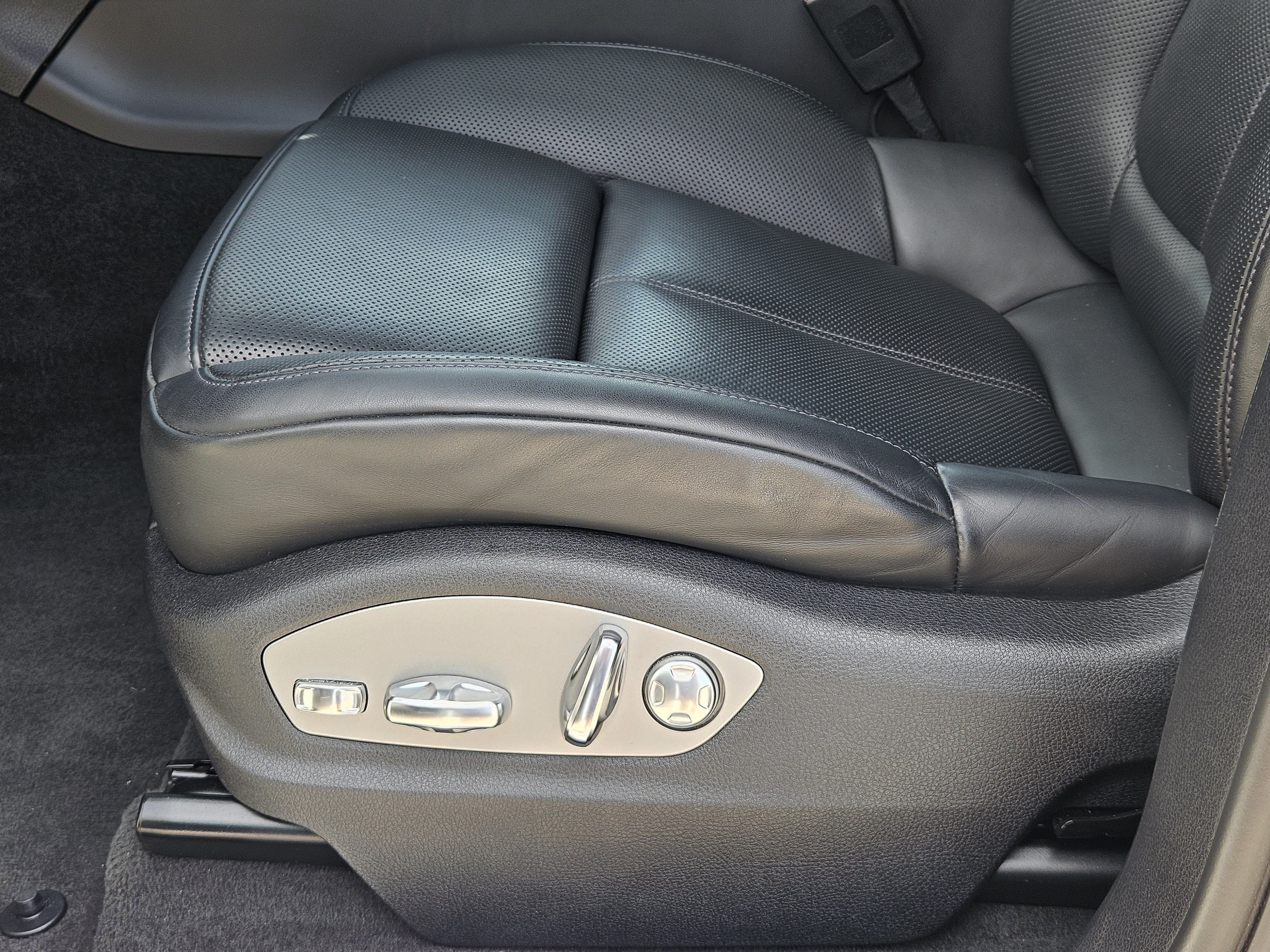 Certified 2023 Porsche Macan S AWD/4WD image 23