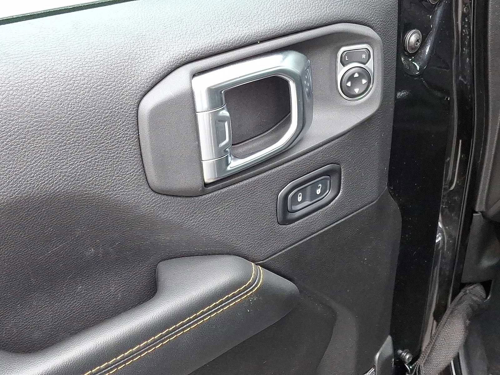 Used 2025 Jeep Wrangler Sahara image 28