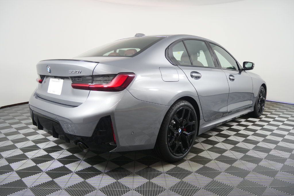 New 2026 BMW 330i Sedan w/ M Sport Package RWD image 4