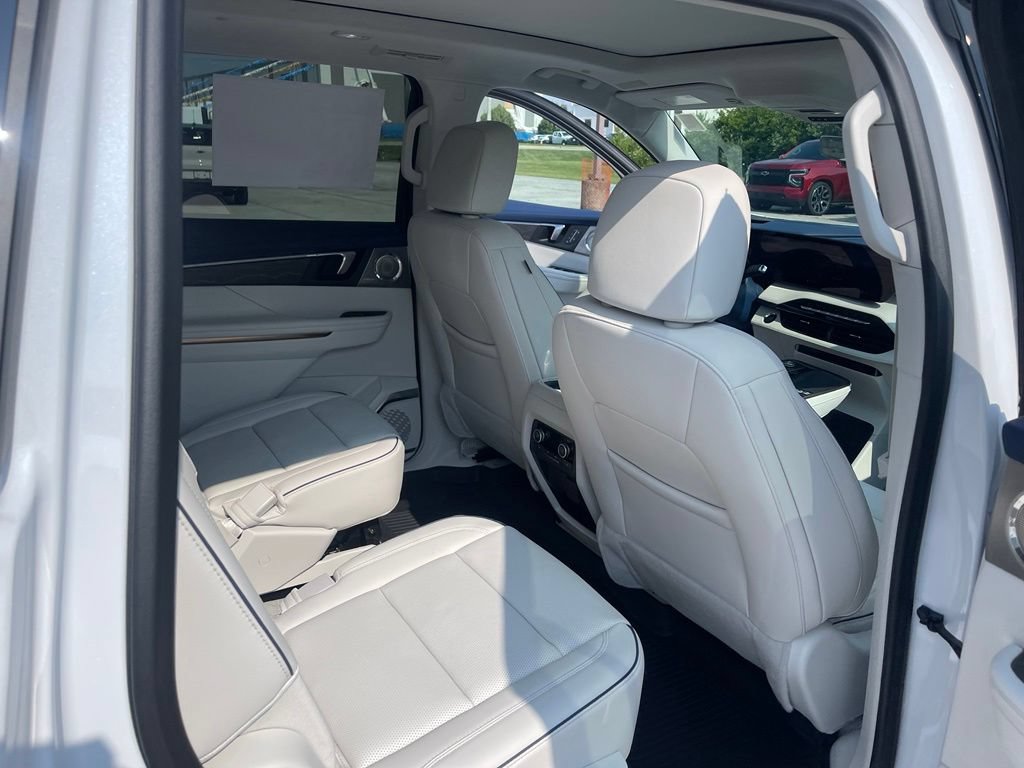 Used 2025 Buick Enclave Avenir w/ Super Cruise Package FWD image 17