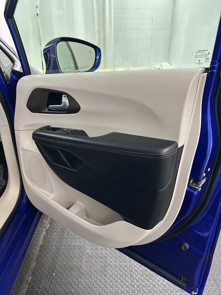 Used 2018 Chrysler Pacifica Touring-L Plus w/ Advanced Safetytec Group image 39