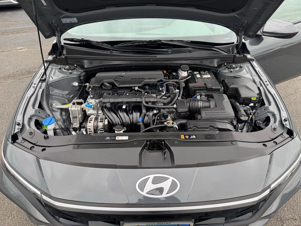Used 2025 Hyundai Elantra SE image 21