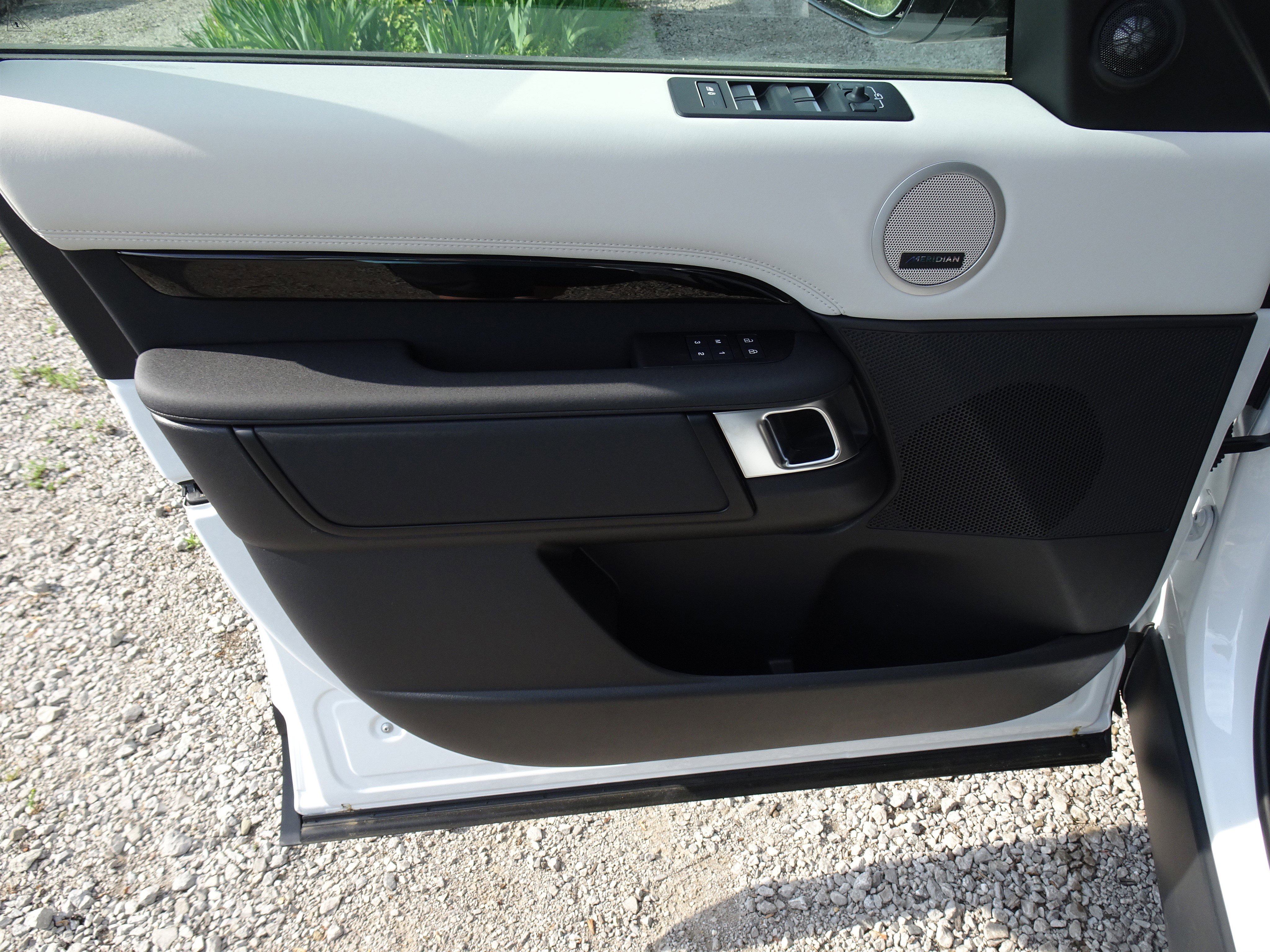 New 2025 Land Rover Discovery S image 17