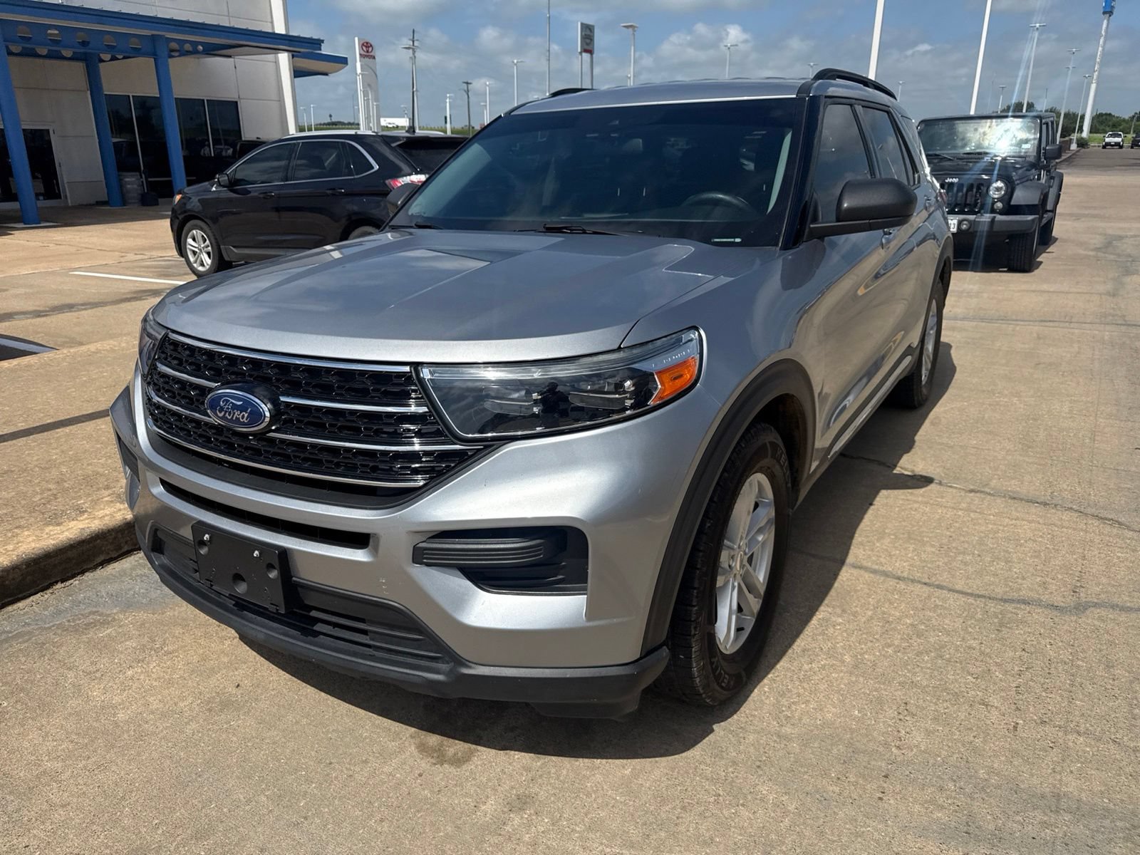 Used 2021 Ford Explorer XLT RWD image 3