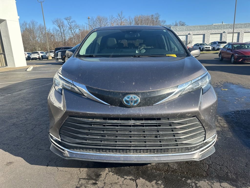 Used 2021 Toyota Sienna XLE image 11