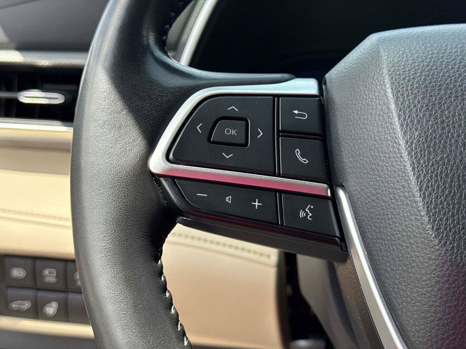 Used 2024 Toyota Highlander Platinum FWD image 32