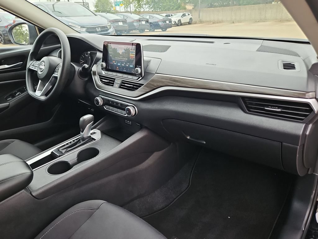 Used 2025 Nissan Altima 2.5 SV FWD image 32