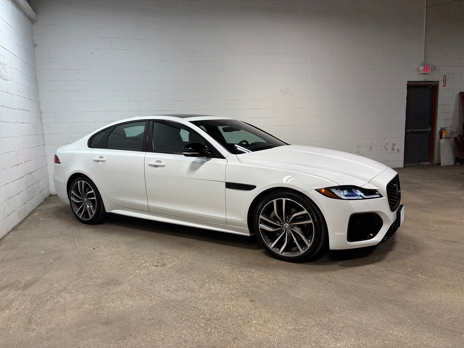 Used 2024 Jaguar XF R-Dynamic SE AWD/4WD image 5