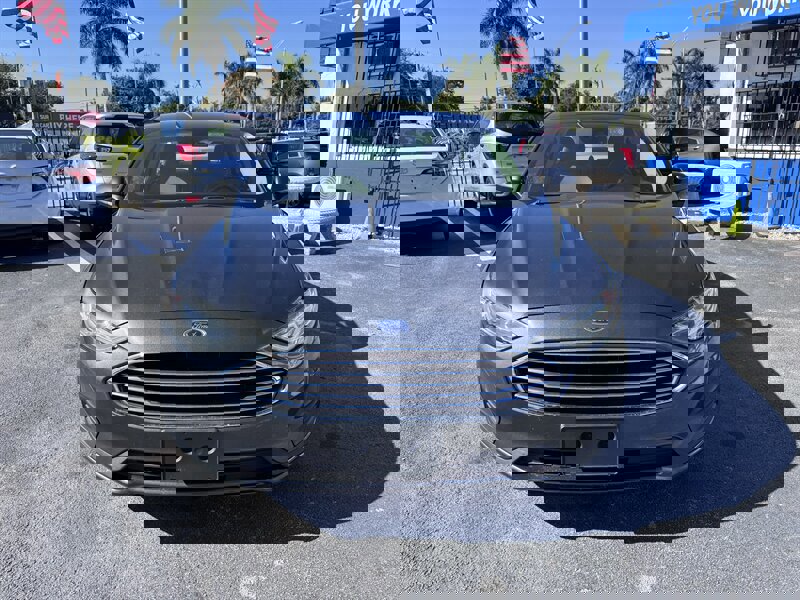 Used 2019 Ford Fusion SE image 2