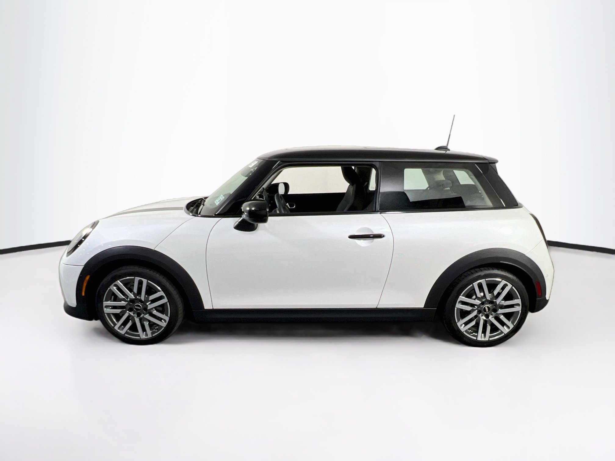 Used 2025 MINI Cooper 2-Door Hardtop FWD image 8