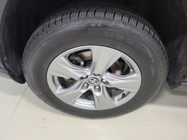 Used 2024 Toyota RAV4 XLE AWD/4WD image 38