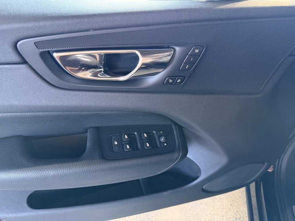 Used 2018 Volvo XC60 T5 Momentum image 12