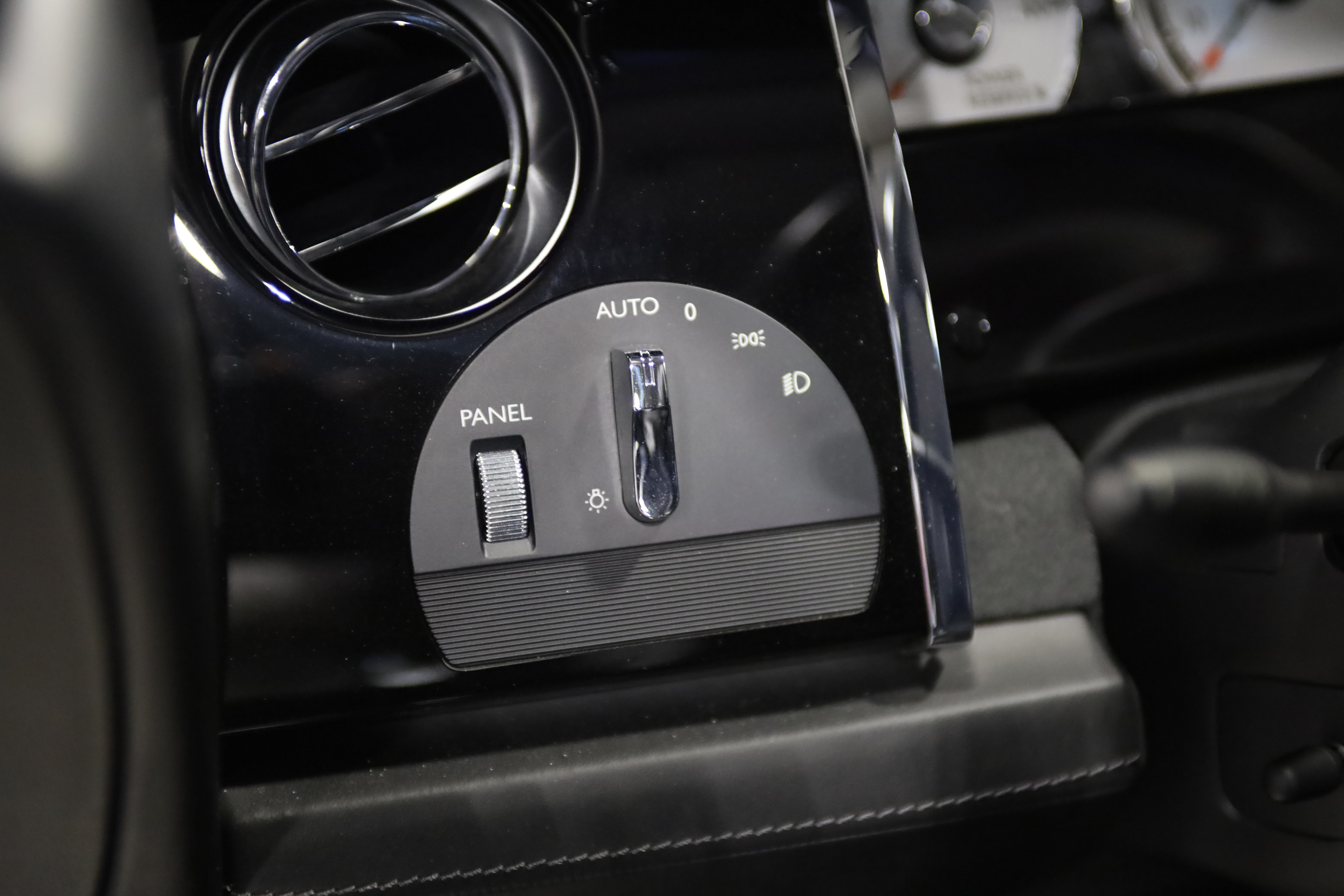 Used 2016 Rolls-Royce Wraith RWD image 17