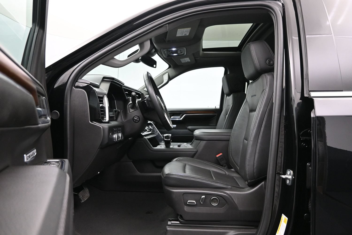 Used 2024 GMC Sierra 1500 Denali w/ Denali Reserve Package AWD/4WD image 9