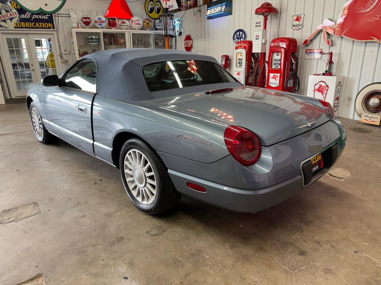Used 2005 Ford Thunderbird RWD image 3