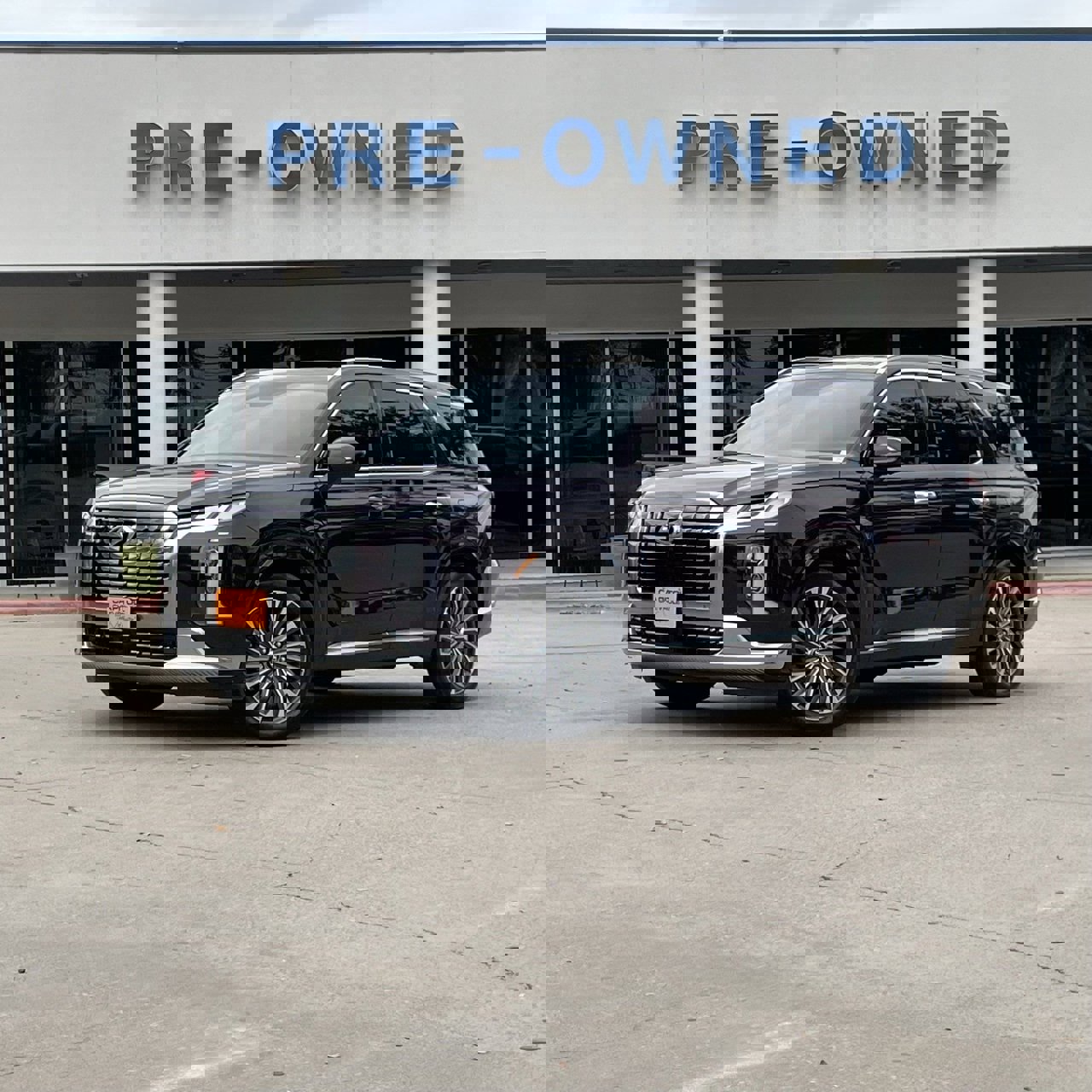 Used 2024 Hyundai Palisade Calligraphy image 2